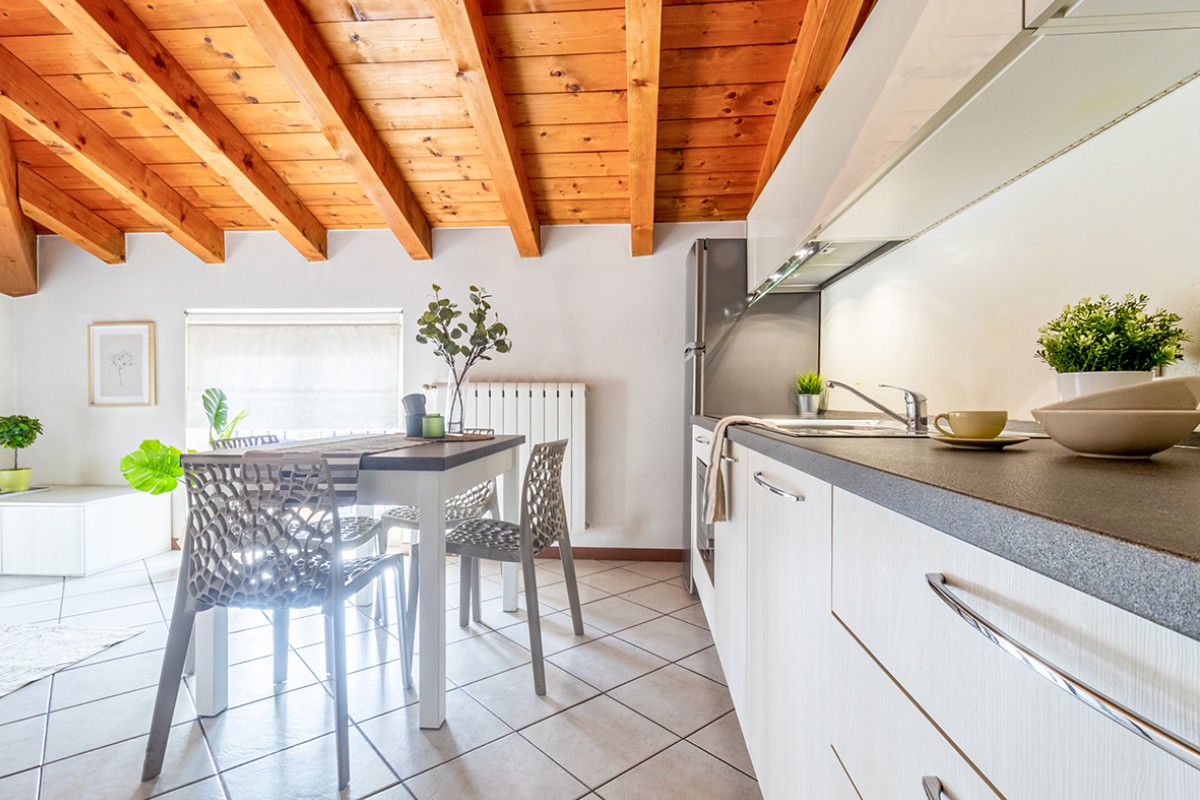 La stessa cucina dopo la valorizzazione con il Metodo Prima Luce